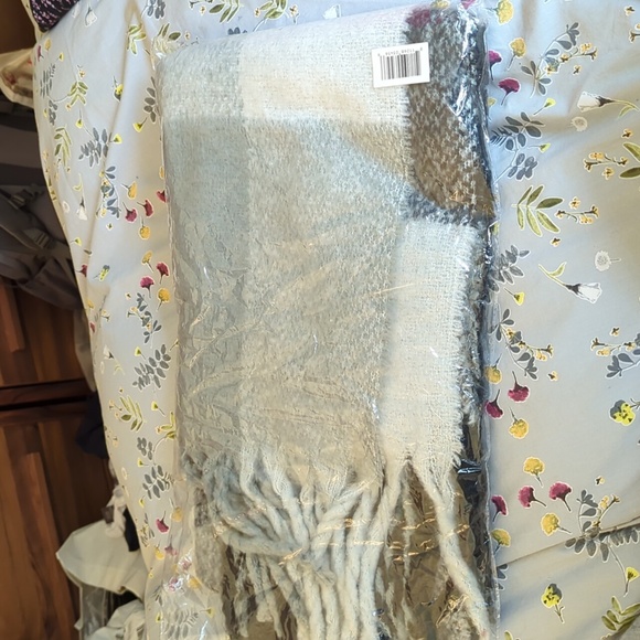 New Michael Stars Blanket Scarf - Picture 2 of 4